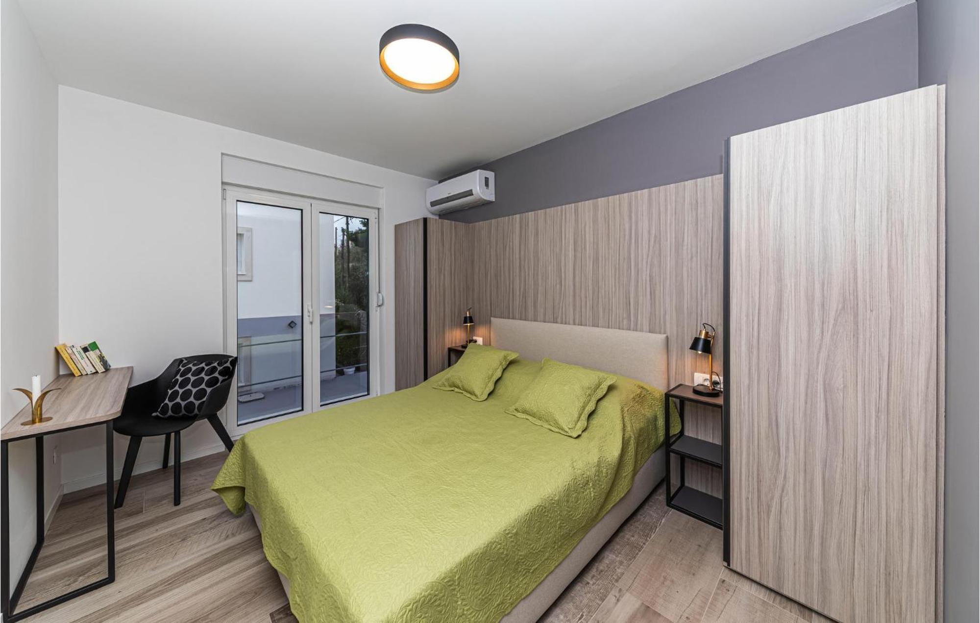 Beautiful In Okrug Gornji With Outdoor Swimming Pool And 3 Bedrooms Apartmán Trogir