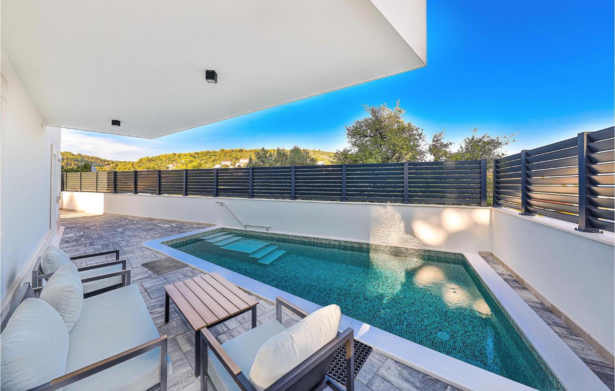 Beautiful In Okrug Gornji With Outdoor Swimming Pool And 3 Bedrooms Trogir